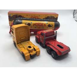 Lot de 2 camions du cirque PINDER MAJORETTE 1/100